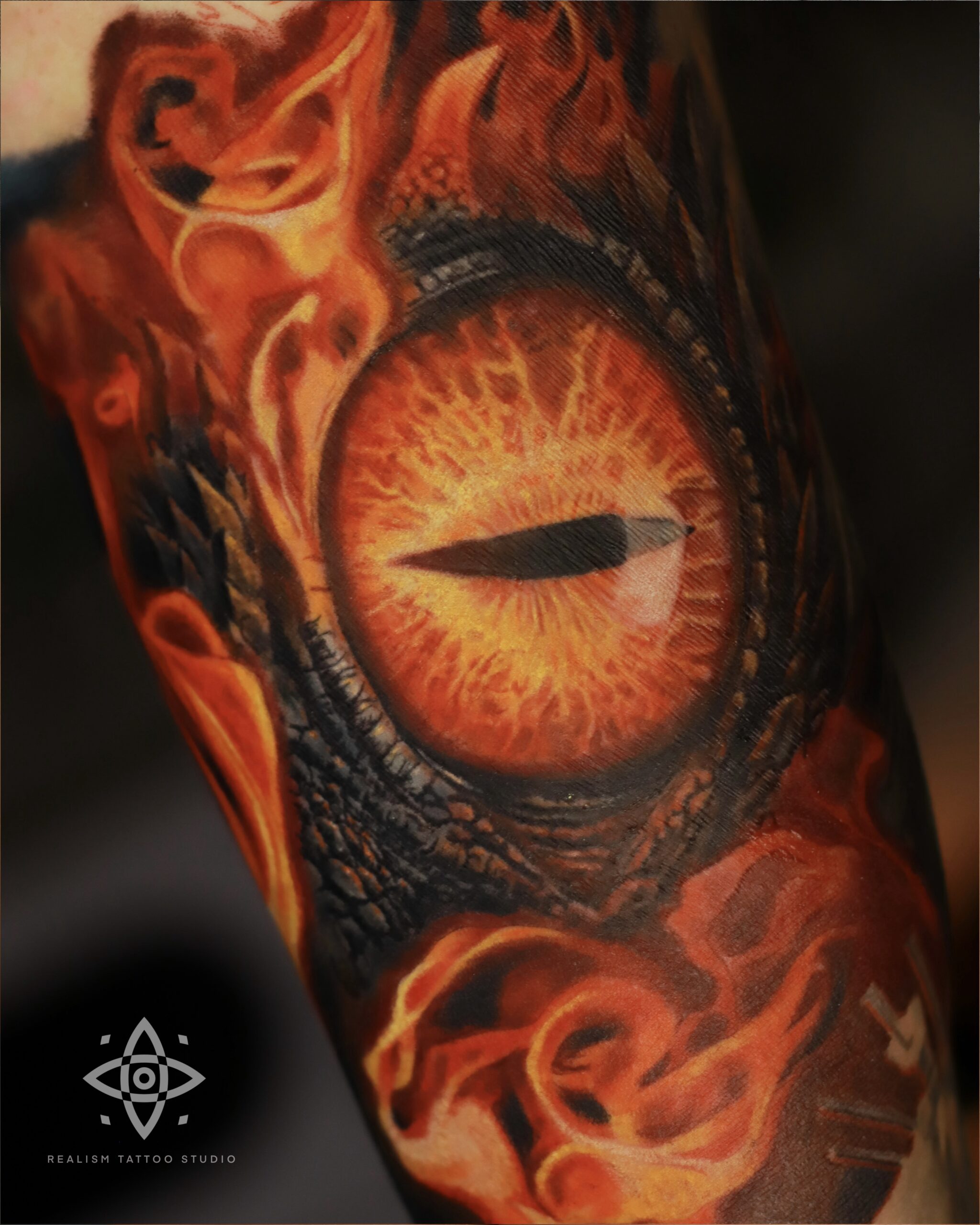 Hình xăm tả thực Mắt rồng full tay