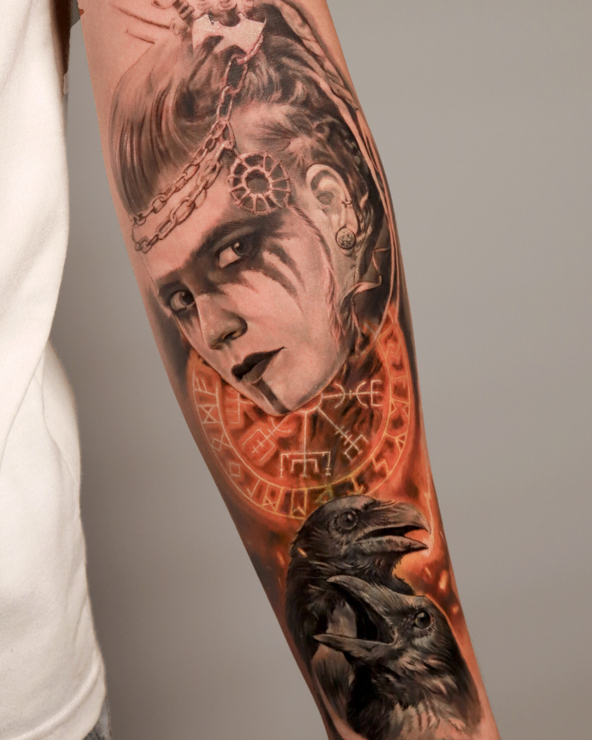 Phần cover-up bằng hình con quạ trong dự án Realism full arm RT-008.